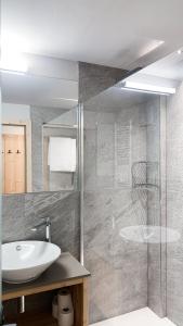プレダッツォにあるHotel La Montanara Predazzoのバスルーム(洗面台、ガラス張りのシャワー付)