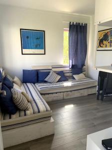 ein Wohnzimmer mit einer Couch und einem Fenster in der Unterkunft Casa de Praia Quiaios in Quiaios