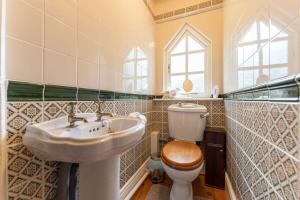 un bagno con lavandino e WC di Beautiful Country Cottage for up to 8 in Wolverhampton a Wolverhampton Altre 32 foto
