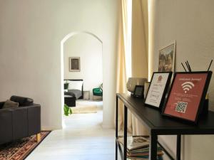een woonkamer met een tafel en een spiegel bij CozyHome Signature Palisady Apartment in Bratislava
