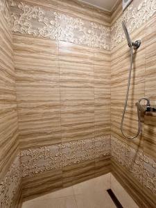een badkamer met een douche bij Luna Apartament in Timişoara