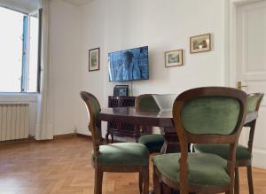 uma sala de jantar com mesa e cadeiras em Gli Acquerelli em Trieste