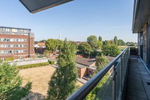 a balcony with a view of a courtyard at Luxury 2 Bed Apartment Parking by NEC & Solihull in Solihull