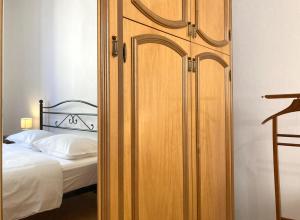 um grande armário de madeira num quarto com uma cama em Gli Acquerelli em Trieste