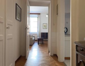 um corredor com uma porta que leva a uma sala de estar em Gli Acquerelli em Trieste