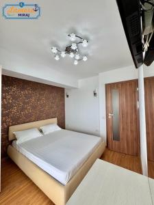 een slaapkamer met een bed en een tv. bij Lamera-Miraj sea view in Mamaia