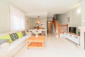 a living room with a couch and a table at Casa para vacaciones perfectas in Vilassar de Mar