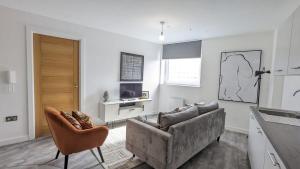 sala de estar con sofá y sillas en Modern 2 Bed Apt - 15 Mins to Birmingham Centre, en Birmingham