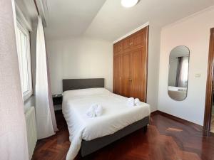 ein Schlafzimmer mit einem Bett mit zwei Handtüchern darauf in der Unterkunft Pink Panther in A Coruña
