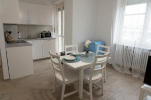 uma cozinha e sala de jantar com mesa e cadeiras em Casa Zaffiro em Savigliano