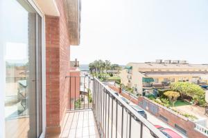 an apartment balcony with a view of a street at Casa para vacaciones perfectas in Vilassar de Mar
