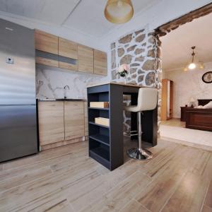 una cucina con scrivania e sedia in una stanza di Unique Apartment Centar a Podgorica