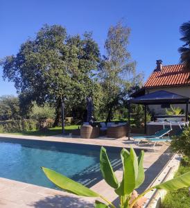 een zwembad met een fontein en een huis bij Aisina Portateni 