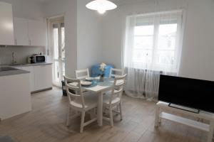 - une cuisine et une salle à manger avec une table et des chaises dans l'établissement Casa Zaffiro, à Savillan