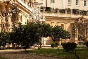 un grand bâtiment avec des arbres devant lui dans l'établissement Palazzo Shedir - The Leading Hotels of the World, à Rome