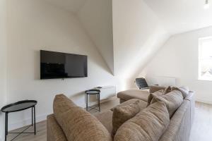 a living room with a couch and a flat screen tv at Contemporary 2 Bed Apartment Solihull NEC BHX in Solihull