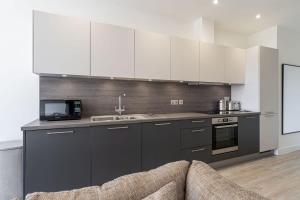 Una cocina o zona de cocina en Contemporary 2 Bed Apartment Solihull NEC BHX