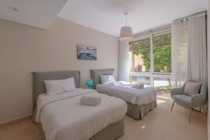 Postel nebo postele na pokoji v ubytování Ground Floor 2BR Apt in Mangroovy, Pool & Beach + 9 fotografií