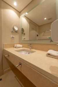 Baðherbergi á Ground Floor 2BR Apt in Mangroovy, Pool & Beach