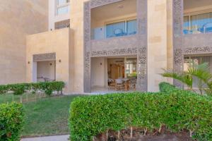 Zahrada ubytování Ground Floor 2BR Apt in Mangroovy, Pool & Beach