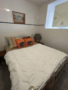 uma cama com duas almofadas num quarto em Appartement sur la plage em Pléneuf-Val-André