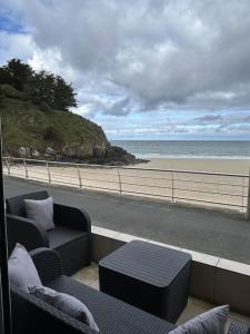 uma varanda com vista para a praia e para o oceano em Appartement sur la plage em Pléneuf-Val-André