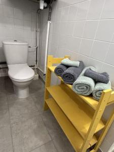 uma casa de banho com WC e toalhas numa prateleira em Appartement sur la plage em Pléneuf-Val-André