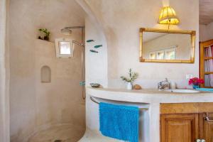 W łazience znajduje się umywalka i lustro. w obiekcie La Agüita w mieście playa del Águila