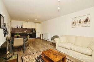 een woonkamer met een witte bank en een tafel bij Contemporary 2 bedroom apartment - Ashford in Ashford
