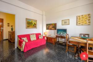 sala de estar con sofá rojo y escritorio en Il Maggiolino, en La Spezia