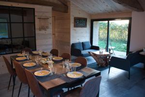 uma sala de jantar com uma mesa de madeira e cadeiras em L'orée du bois gaubau em Saint-Georges-sur-Layon