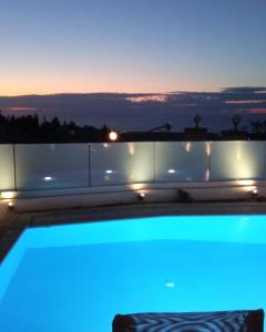 祖卡雷斯的住宿－Goudis Villas，享有阳台的景色,晚上有蓝色的灯光