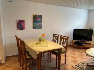 a dining room with a table and a tv at Ferienwohnung Behrens in Celle