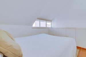 ヴィラモウラにあるAL - Apartamento Vista Marina 1の白いベッドルーム(ベッド1台、窓付)