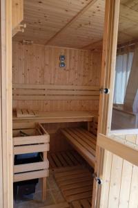 un sauna vide avec des murs en bois et des boiseries dans l'établissement Coste Investissement - Le Vieil Olivier 5, à Cornillon
