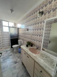 サルバドールにあるSuite Viewの洗面台とトイレ付きのバスルーム
