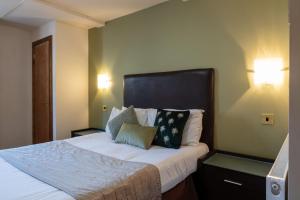 ein Schlafzimmer mit einem Bett mit zwei Kissen darauf in der Unterkunft The Warehouse in Yeovil