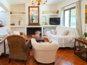sala de estar con muebles y chimenea en Cubo's La Cimada Room 1 Bed&Breakfast, en Ronda
