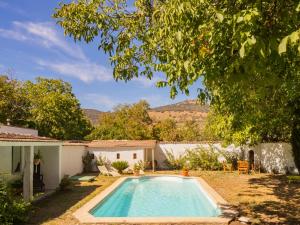 una piscina en un patio junto a una casa en Cubo's La Cimada Room 1 Bed&Breakfast, en Ronda