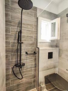 Koupelna v ubytování Athos Studio + 10 fotografií