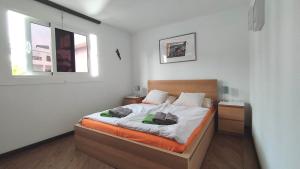 1 dormitorio con cama y ventana en Vv Apartamento Gran Vista Los Marinos, en Tías