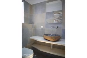 baño con lavabo en la encimera en Politimis Studio N6 en Amorgos