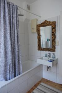łazienka z zasłoną prysznicową i umywalką w obiekcie Char Wohnung mit 3 Schlafzimmern w Bremie