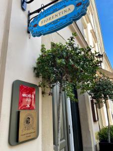 ein Schild für ein Restaurant an der Seite eines Gebäudes in der Unterkunft Balthazar Design Hotel in Krakau