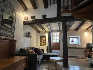 a living room with a couch and a table at Gîte Le Hissala in Eguisheim