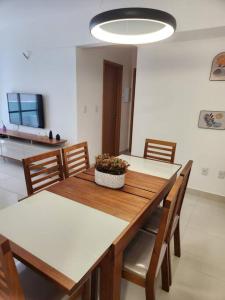 een eetkamer met een houten tafel en stoelen bij Residencial Foz do Iguaçu. in Belém