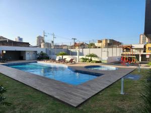 a large swimming pool on top of a building at Apartamento Confortável e Espaçoso em Condomínio Familiar, 2 Quartos com 1 suíte e Lazer de Clube in Belém