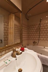 Ett badrum på Hotel Moskvich