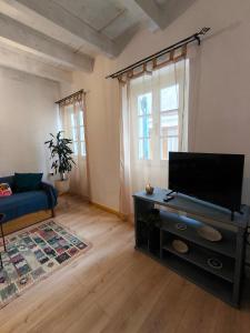 TV a/nebo společenská místnost v ubytování Dafnis Apartment Corfu Town