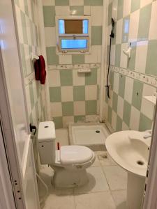 łazienka z toaletą i umywalką w obiekcie BRISE DE MER : 2 ROOM / CHAMBRES w mieście Dżibuti